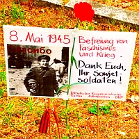 Bild: KKE und DKP gemeinsam am Tag der Befreiung am Südfriedhof.