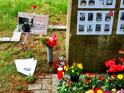 Bild: KKE und DKP gemeinsam am Tag der Befreiung am Südfriedhof.